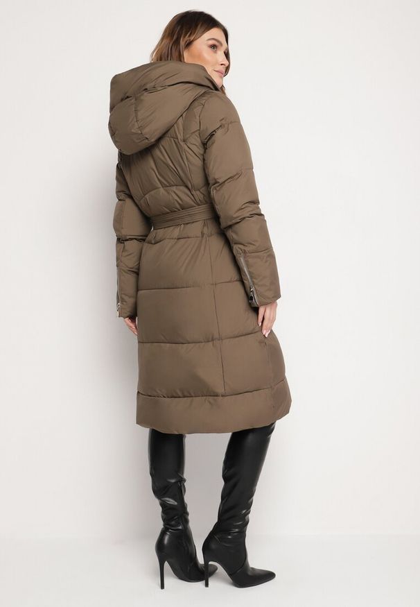 Born2be - Ciemnobeżowa Pikowana Kurtka o Długim Kroju z Kapturem i Wiązanym Paskiem Neandira. Okazja: na co dzień. Typ kołnierza: kaptur. Kolor: beżowy. Materiał: jeans, materiał. Długość rękawa: długi rękaw. Długość: długie. Sezon: zima, jesień. Styl: casual, elegancki, klasyczny