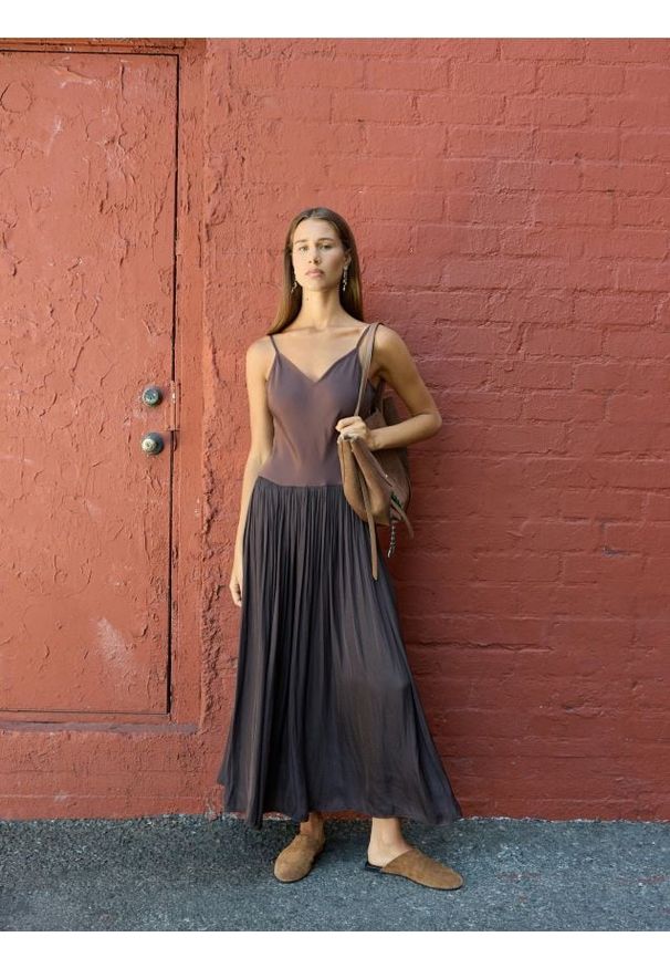 Reserved - Sukienka maxi - ciemnobrązowy. Kolor: brązowy. Materiał: tkanina. Długość: maxi