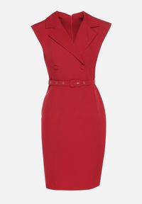 Born2be - Czerwona Dopasowana Sukienka Ozdobiona Paskiem z Klamrą Nandelli. Okazja: na spotkanie biznesowe. Typ kołnierza: dekolt w kształcie V. Kolor: czerwony. Wzór: aplikacja. Typ sukienki: dopasowane. Styl: biznesowy #2
