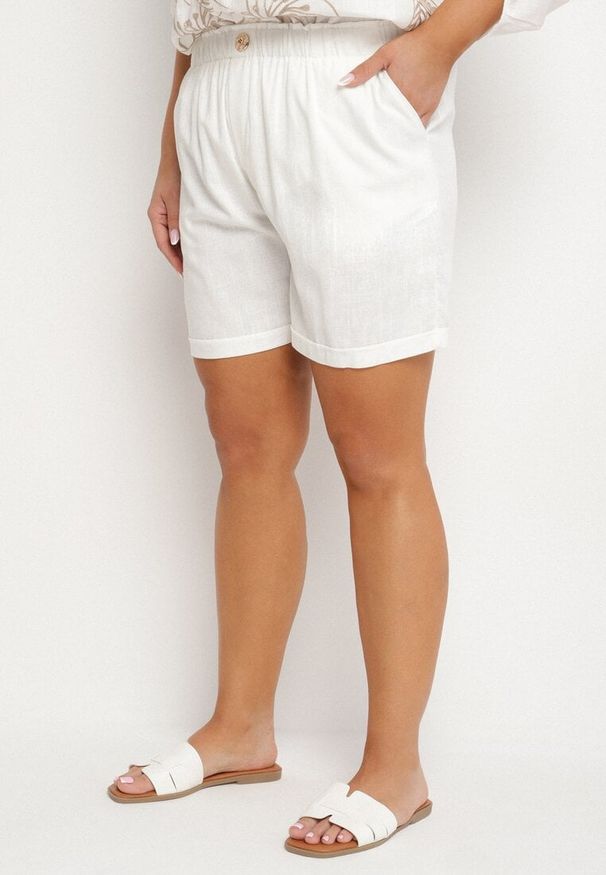 Born2be - Białe Casualowe Szorty z Lnem z Gumką w Talii Filowena. Okazja: na co dzień. Kolekcja: plus size. Kolor: biały. Materiał: len. Styl: casual