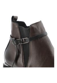 Brązowe Botki Armodo Eleganckie Obuwie Damskie Ze Skóry Naturalnej. Okazja: na co dzień. Zapięcie: pasek. Kolor: brązowy. Materiał: skóra. Wzór: geometria. Obcas: na obcasie. Styl: elegancki. Wysokość obcasa: średni #7