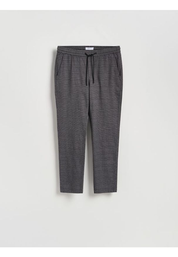 Reserved - Spodnie slim fit w kratę - ciemnoszary. Kolor: szary. Materiał: wiskoza, bawełna