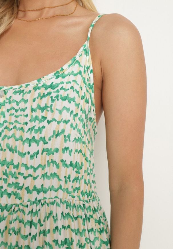 Born2be - Zielona Wiskozowa Sukienka z Cienkimi Ramiączkami Ozdobiona Guzikami i Falbanką Vikini. Typ kołnierza: dekolt w kształcie V. Kolor: zielony. Materiał: wiskoza. Długość rękawa: na ramiączkach. Wzór: aplikacja. Styl: klasyczny