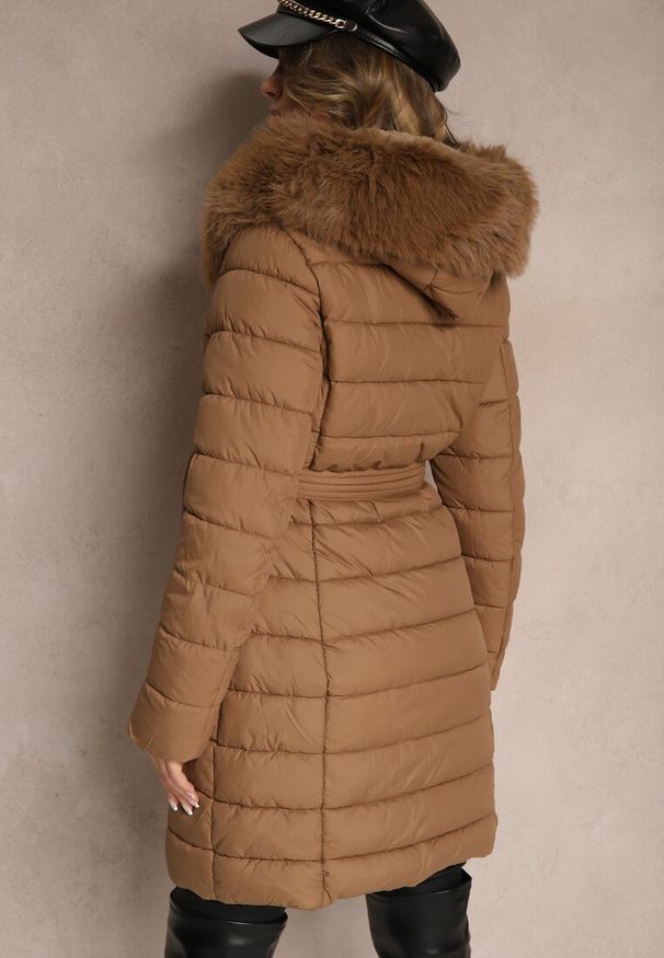 Renee - Brązowa Kurtka Pikowana Wiązana w Talii z Futerkiem Odpinanym na Kapturze Firinka. Okazja: na spacer. Kolor: brązowy. Materiał: futro. Styl: elegancki, klasyczny