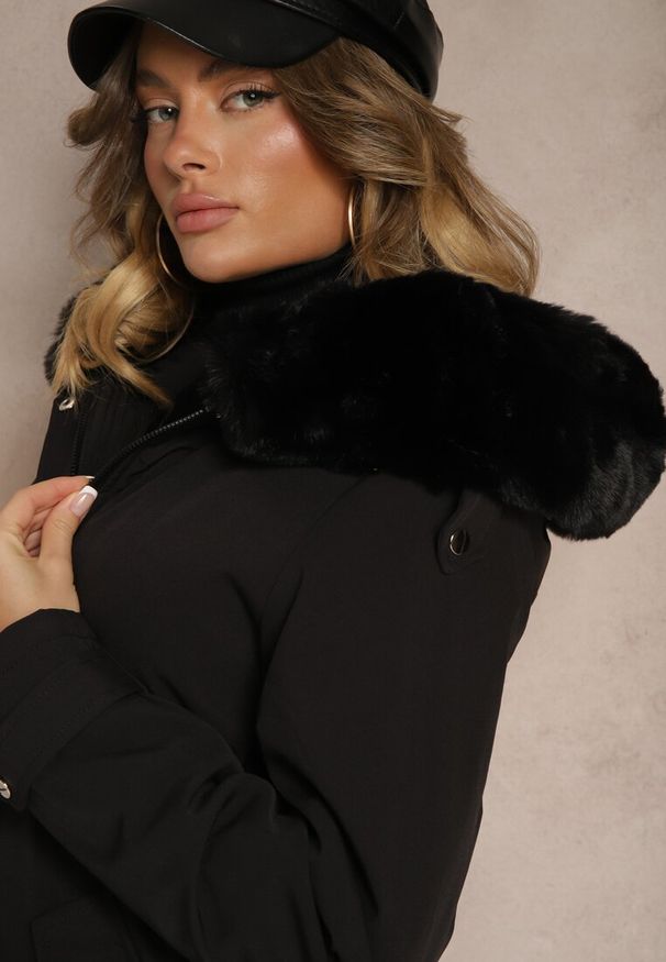 Renee - Czarna Długa Kurtka o Fasonie Parki z Futerkiem Edelais. Okazja: na co dzień. Kolor: czarny. Materiał: futro. Długość: długie. Styl: casual, elegancki