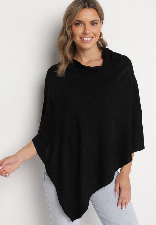 Born2be - Czarna Asymetryczna Bluzka w Stylu Narzutki Oversize Otisha. Okazja: na co dzień. Typ kołnierza: dekolt w kształcie V. Kolor: czarny. Materiał: jeans. Styl: elegancki, casual