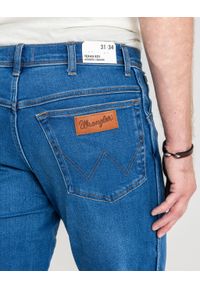 Wrangler - SPODNIE JEANSOWE JEANSY DŻINSY WRANGLER TEXAS RUSTIC 112361301. Okazja: na co dzień, do pracy. Styl: klasyczny, casual, elegancki #6
