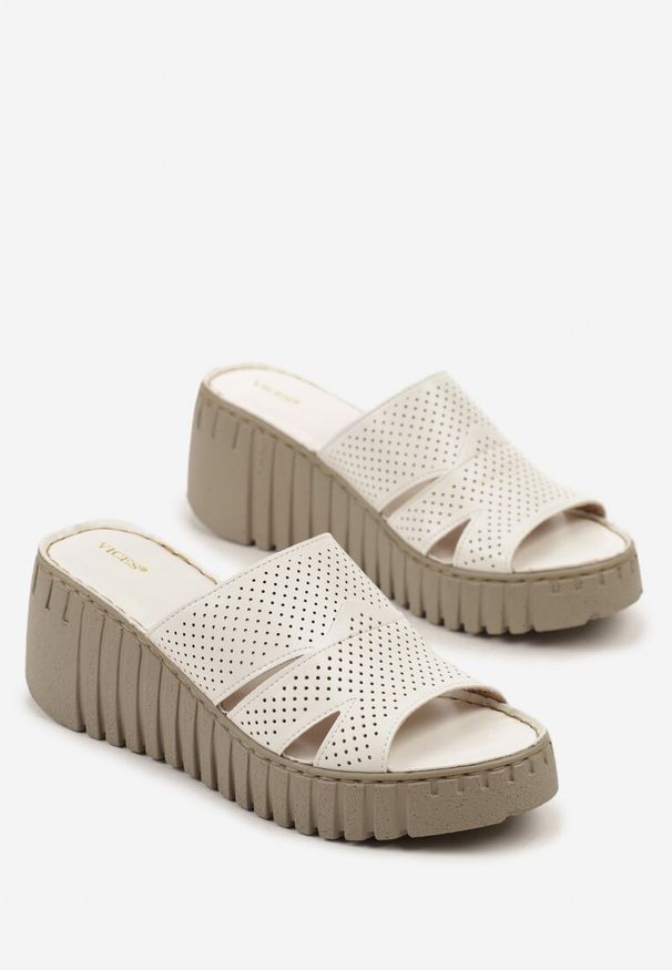 Born2be - Białe Klapki Vices na Koturnie z Perforacją Sarvelina. Okazja: na co dzień. Kolor: biały. Materiał: materiał. Obcas: na koturnie. Styl: elegancki, casual
