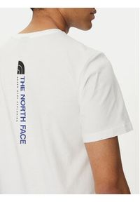 The North Face T-Shirt Vertical NF0A89FP Biały Regular Fit. Kolor: biały. Materiał: bawełna