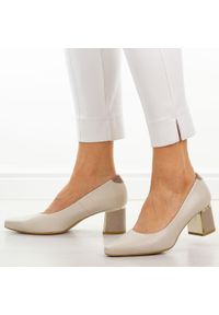 Beżowe Rx skórzane Polskie czółenka damskie Suzana 4502. Okazja: na co dzień. Kolor: beżowy. Materiał: skóra. Szerokość cholewki: normalna. Sezon: wiosna, lato. Obcas: na słupku. Styl: wizytowy, casual, klasyczny, elegancki #1