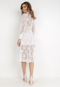 Born2be - Biała Sukienka Eudoreia. Typ kołnierza: kołnierzyk stójkowy. Kolor: biały. Wzór: ażurowy, aplikacja. Typ sukienki: rozkloszowane. Materiał: bawełna, materiał, koronka. Długość rękawa: długi rękaw. Sezon: lato. Styl: elegancki, boho. Długość: midi #5
