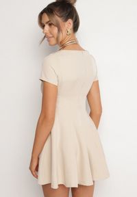 Born2be - Beżowa Rozkloszowana Sukienka z Krótkim Rękawem i Ozdobnymi Przeszyciami Meporea. Okazja: na co dzień. Kolor: beżowy. Długość rękawa: krótki rękaw. Styl: casual, elegancki, klasyczny #4
