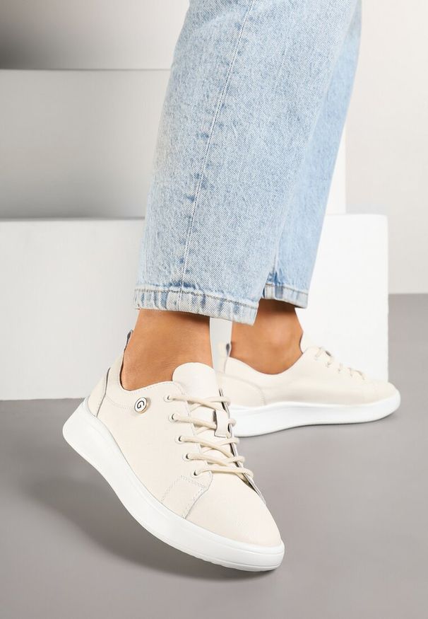 Renee - Beżowe Skórzane Sneakersy Zdobione Minimalistyczną Aplikacją Velotina. Okazja: na co dzień. Zapięcie: sznurówki. Kolor: beżowy. Materiał: skóra. Wzór: aplikacja. Obcas: na płaskiej podeszwie