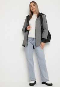 Born2be - Czarna Kurtka o Pudełkowym Kroju z Kapturem Tulavera. Okazja: na co dzień, na spacer. Typ kołnierza: kaptur. Kolor: czarny. Materiał: jeans. Styl: casual #7