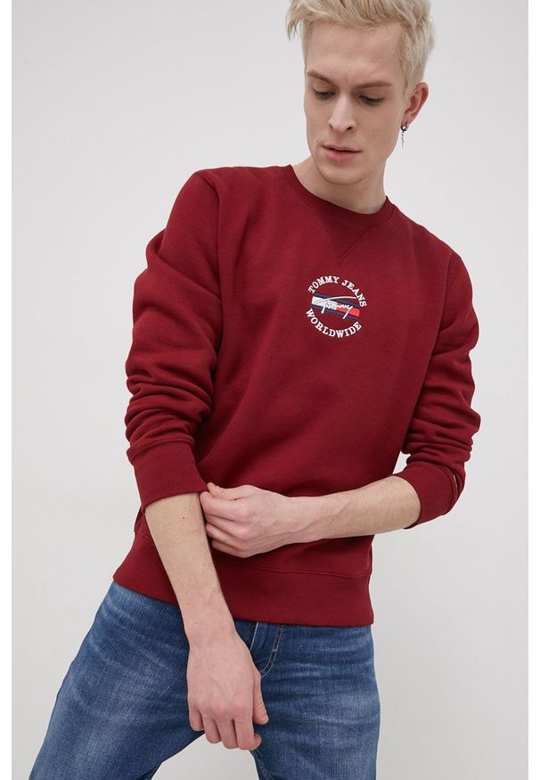 Tommy Jeans Bluza męska kolor bordowy z aplikacją. Okazja: na co dzień. Kolor: czerwony. Materiał: bawełna, dzianina. Wzór: aplikacja. Styl: casual