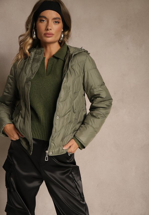 Renee - Jasnozielona Kurtka Przejściowa z Kapturem w Oryginalne Pikowane Przeszycia Arivitta. Okazja: na spacer. Typ kołnierza: kaptur. Kolor: zielony. Materiał: jeans, poliester