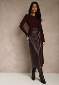 Renee - Bordowa Ołówkowa Spódnica z Imitacji Skóry z Paskiem z Wyrazistą Klamrą Rewedana. Kolor: czerwony. Materiał: skóra. Długość: krótkie. Styl: elegancki #5