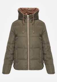 Born2be - Ciemnobeżowa Dwustronna Pikowana Kurtka z Kapturem Ściągana przy Rękawach Nevelas. Okazja: na spacer, na co dzień. Typ kołnierza: kaptur. Kolor: beżowy. Materiał: jeans. Wzór: aplikacja. Styl: casual, elegancki, sportowy #7