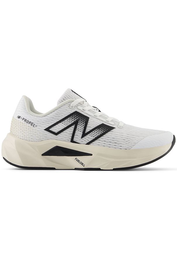 Buty dziecięce New Balance FuelCell Propel v5 GPFCPRC5 – białe. Kolor: biały. Materiał: guma, syntetyk. Szerokość cholewki: normalna. Sport: bieganie