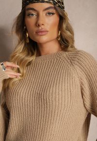 Renee - Ciemnobeżowy Krótki Sweter o Klasycznym Kroju Zinrethia. Okazja: na co dzień. Kolor: beżowy. Materiał: jeans. Długość: krótkie. Styl: klasyczny #5