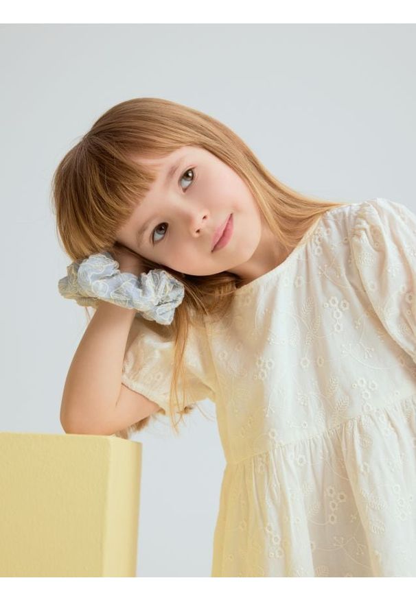 Reserved - Sukienka z haftowanym wzorem - złamana biel. Materiał: bawełna. Wzór: haft