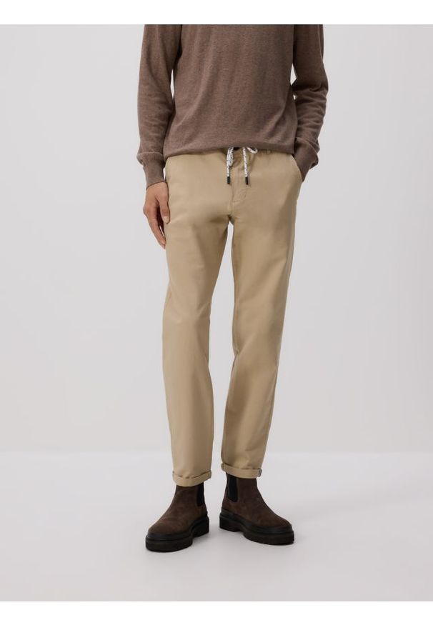 Reserved - Bawełniane spodnie chino slim - beżowy. Kolor: beżowy. Materiał: bawełna
