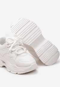 Renee - Białe Sneakersy na Platformie z Wycięciem i Grubymi Sznurówkami Bosylia. Okazja: na co dzień. Nosek buta: okrągły. Zapięcie: sznurówki. Kolor: biały. Obcas: na platformie