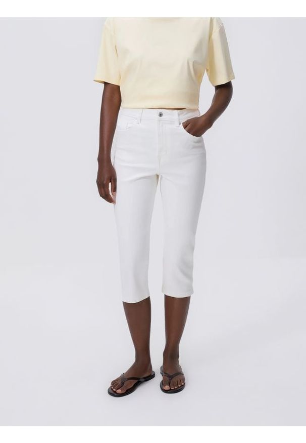 Reserved - Jeansy capri - biały. Kolor: biały