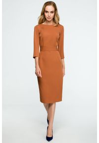Sukienki.shop - Elegancka sukienka ołówkowa midi z dekoltem V na plecach brązowa. Okazja: na spotkanie biznesowe, do pracy. Kolor: czarny, brązowy. Typ sukienki: ołówkowe. Styl: elegancki. Długość: midi #5