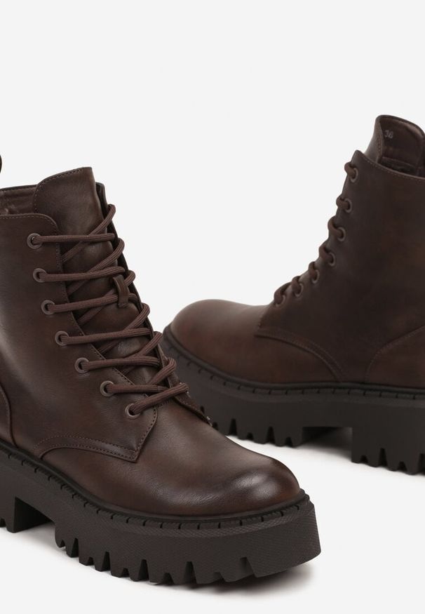 Born2be - Brązowe Botki Workery na Grubej Podeszwie ze Sznurowaniem Sailia. Okazja: na co dzień. Kolor: brązowy. Materiał: skóra, jeans. Styl: casual, klasyczny