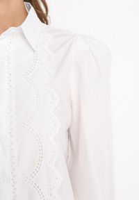 Born2be - Biała Koszula z Długim Rękawem Zapinana na Guziki Ozdobiona Haftami Odallema. Kolor: biały. Materiał: tkanina. Długość rękawa: długi rękaw. Długość: długie. Wzór: aplikacja, haft