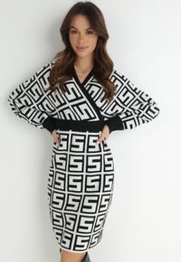 Born2be - Biała Sukienka Wełniana w Geometryczny Wzór Itasoi. Typ kołnierza: dekolt kopertowy. Kolor: biały. Materiał: wełna. Wzór: geometria. Typ sukienki: kopertowe. Długość: mini #1