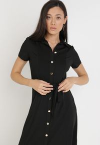 Born2be - Czarna Sukienka o Koszulowym Fasonie Wiązana w Talii Ophieithe. Okazja: na co dzień. Kolor: czarny. Materiał: materiał, dzianina. Długość rękawa: krótki rękaw. Typ sukienki: koszulowe. Styl: casual. Długość: midi #4