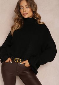 Renee - Czarny Golf Oversize Malia. Okazja: na co dzień. Typ kołnierza: golf. Kolor: czarny. Materiał: dzianina, wiskoza, skóra, jeans. Długość rękawa: długi rękaw. Długość: długie. Wzór: prążki, ze splotem. Styl: casual, klasyczny