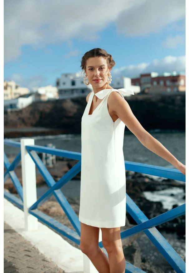 Makover - Sukienka trapezowa mini dekolt V i szerokie ramiączka czarna. Okazja: na randkę, na wesele, na ślub cywilny. Kolor: czarny. Długość rękawa: na ramiączkach. Typ sukienki: trapezowe. Styl: wizytowy. Długość: mini