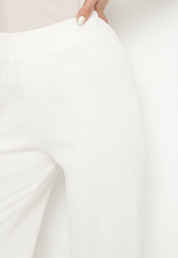 Born2be - Białe Spodnie z Wiskozą o Szerokim Kroju Erariela. Okazja: na co dzień. Stan: podwyższony. Kolor: biały. Materiał: wiskoza. Styl: casual