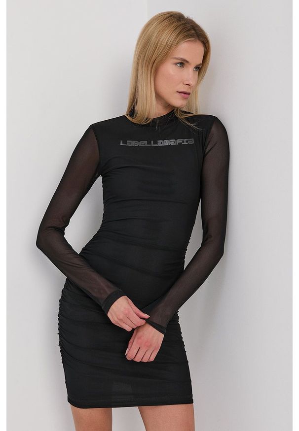LABELLAMAFIA - LaBellaMafia Sukienka kolor czarny mini dopasowana. Kolor: czarny. Materiał: tkanina. Długość rękawa: długi rękaw. Wzór: gładki. Typ sukienki: dopasowane. Długość: mini