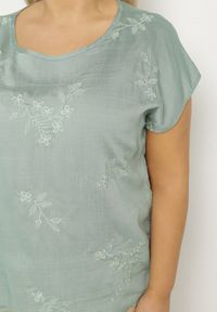 Born2be - Zielona Bluzka z Krótkim Luźnym Rękawem Mepola. Okazja: na co dzień. Kolekcja: plus size. Kolor: zielony. Materiał: jeans. Długość rękawa: krótki rękaw. Długość: krótkie. Styl: elegancki, casual #6