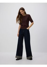 Reserved - Sweter z ozdobnym splotem - brązowy. Kolor: brązowy. Materiał: wiskoza, dzianina. Wzór: ze splotem. Styl: klasyczny