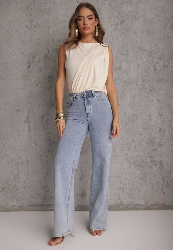 Renee - Beżowe Body z Dekoltem Łódka Zdobione Marszczeniem i Aplikacją na Ramieniu Havrina. Okazja: na co dzień. Typ kołnierza: dekolt w łódkę. Kolor: beżowy. Materiał: jeans. Wzór: aplikacja. Styl: casual