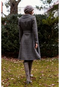 Marie Zélie - Płaszcz Achillea brązowo-granatowa jodełka z kratą – wełna Harris Tweed®. Kolor: niebieski, brązowy, wielokolorowy. Materiał: wełna. Wzór: jodełka #8