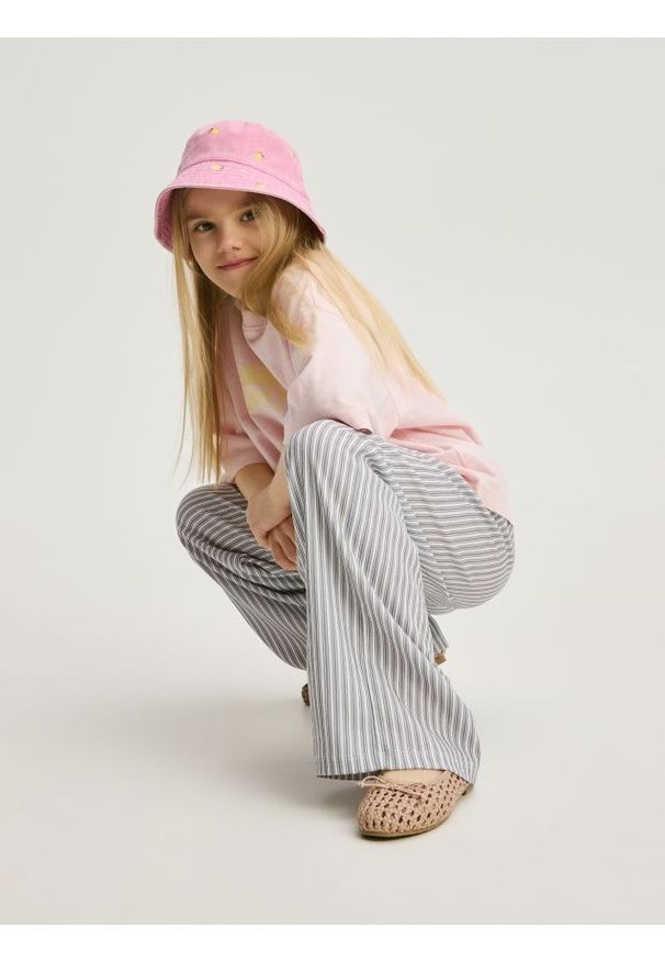 Reserved - Luźne spodnie w paski - ciemnoszary. Kolor: szary. Materiał: dzianina. Wzór: paski