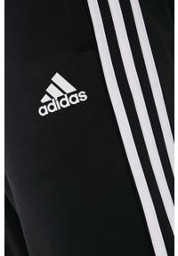 Adidas - adidas spodnie męskie kolor czarny z aplikacją. Kolor: czarny. Materiał: materiał, poliester. Wzór: aplikacja