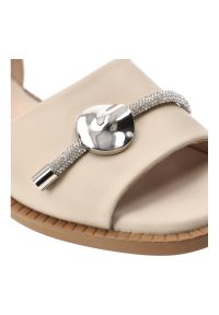Sandały damskie Artiker, cholewka ze skóry naturalnej licowej pasek wokół kostki z regulacją na klamrę, beżowe, 58C1605. Okazja: na co dzień. Zapięcie: klamry. Kolor: beżowy. Materiał: skóra. Wzór: aplikacja. Sezon: lato. Styl: elegancki, casual #5