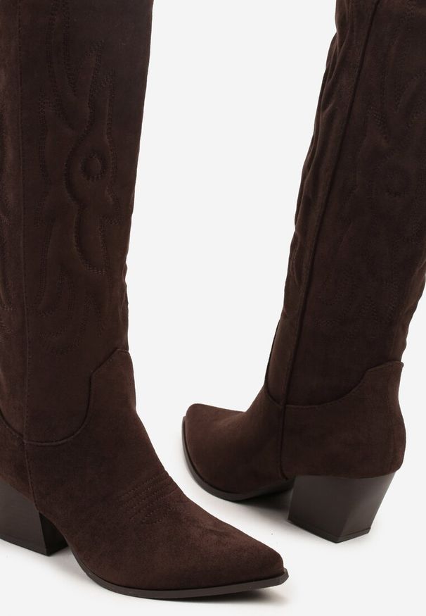 Renee - Ciemnobrązowe Kowbojki Kozaki na Stożkowym Słupku z Ekozamszu Iriada. Kolor: brązowy. Materiał: jeans, zamsz, skóra. Sezon: jesień, wiosna. Obcas: na słupku. Styl: klasyczny. Wysokość obcasa: średni