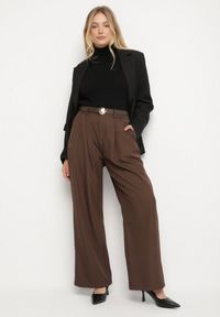 Born2be - Brązowe Szerokie Spodnie Garniturowe z Paskiem z Klamrą w Kształcie Muszelki Setera. Okazja: na co dzień. Stan: podwyższony. Kolor: brązowy. Wzór: paski. Styl: casual, elegancki #3