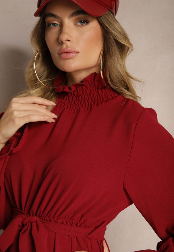 Renee - Bordowa Sukienka z Falbankami i Golfem z Gumką w Talii i Dodatkowym Wiązanym Paskiem Savire. Okazja: na co dzień. Typ kołnierza: golf, kołnierz z falbankami. Kolor: czerwony. Styl: wizytowy, elegancki, casual
