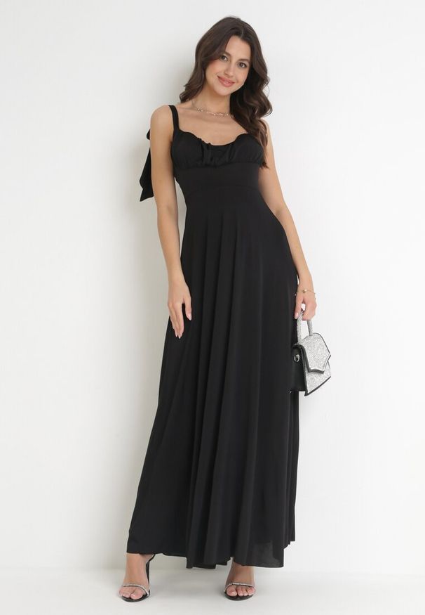 Born2be - Czarna Rozkloszowana Sukienka Maxi z Wiązanymi Ramiączkami Lisija. Kolor: czarny. Długość rękawa: na ramiączkach. Styl: elegancki. Długość: maxi