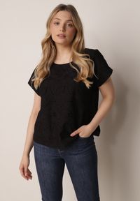Born2be - Czarna Bluzka Bawełniana z Ażurowymi Wycięciami Ryrlea. Okazja: na co dzień. Kolor: czarny. Materiał: bawełna. Długość: długie. Wzór: ażurowy. Styl: klasyczny, casual #3