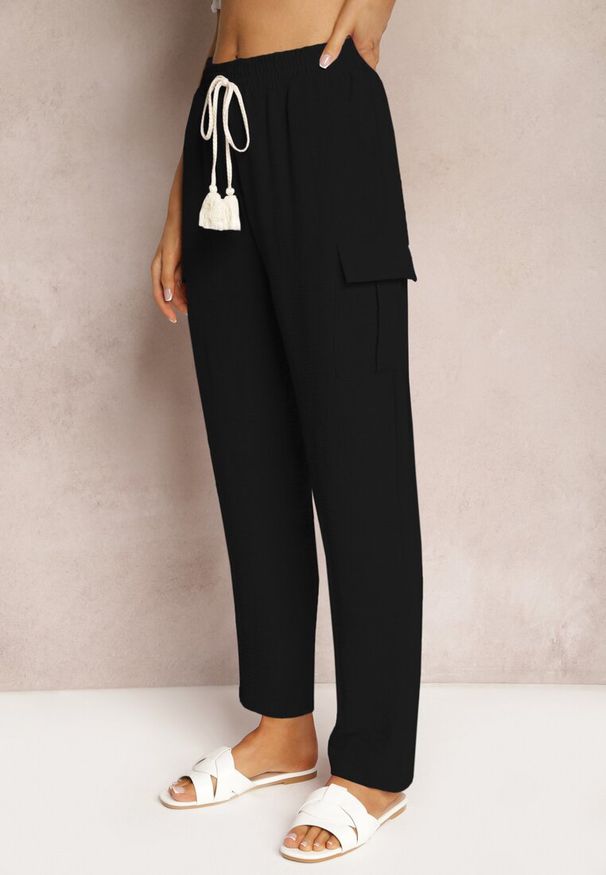 Renee - Czarne Spodnie High Waist o Kroju Bojówek z Kieszeniami Wykończone Gumką w Pasie Efiene. Okazja: na co dzień. Stan: podwyższony. Kolor: czarny. Styl: casual